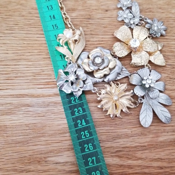 Flower statement necklace - Picture 3 of 3